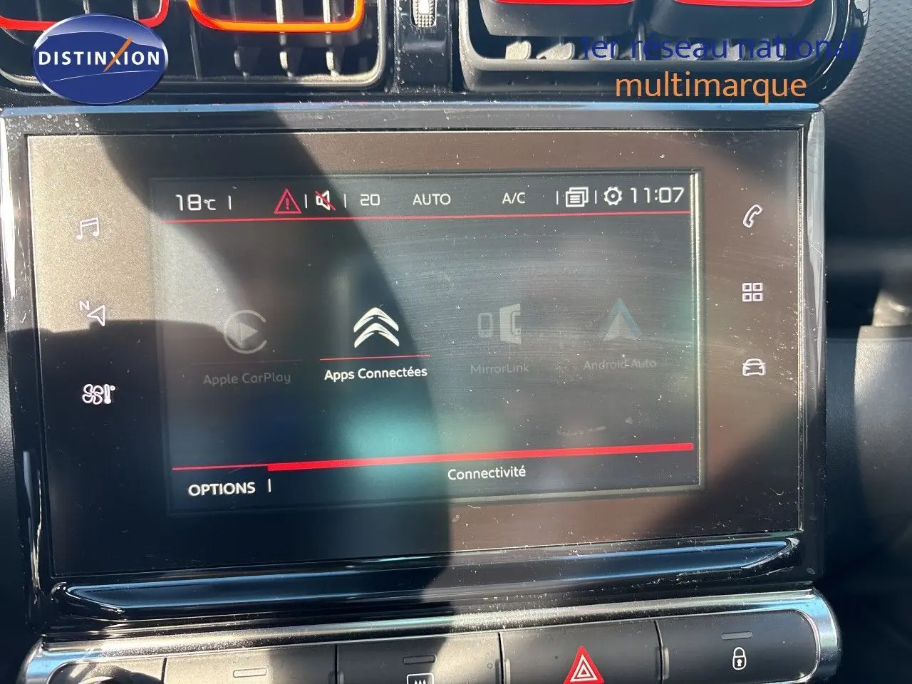 Écran tactile central du tableau de bord du Citroën C3 Aircross noir, affichant les options de connectivité.