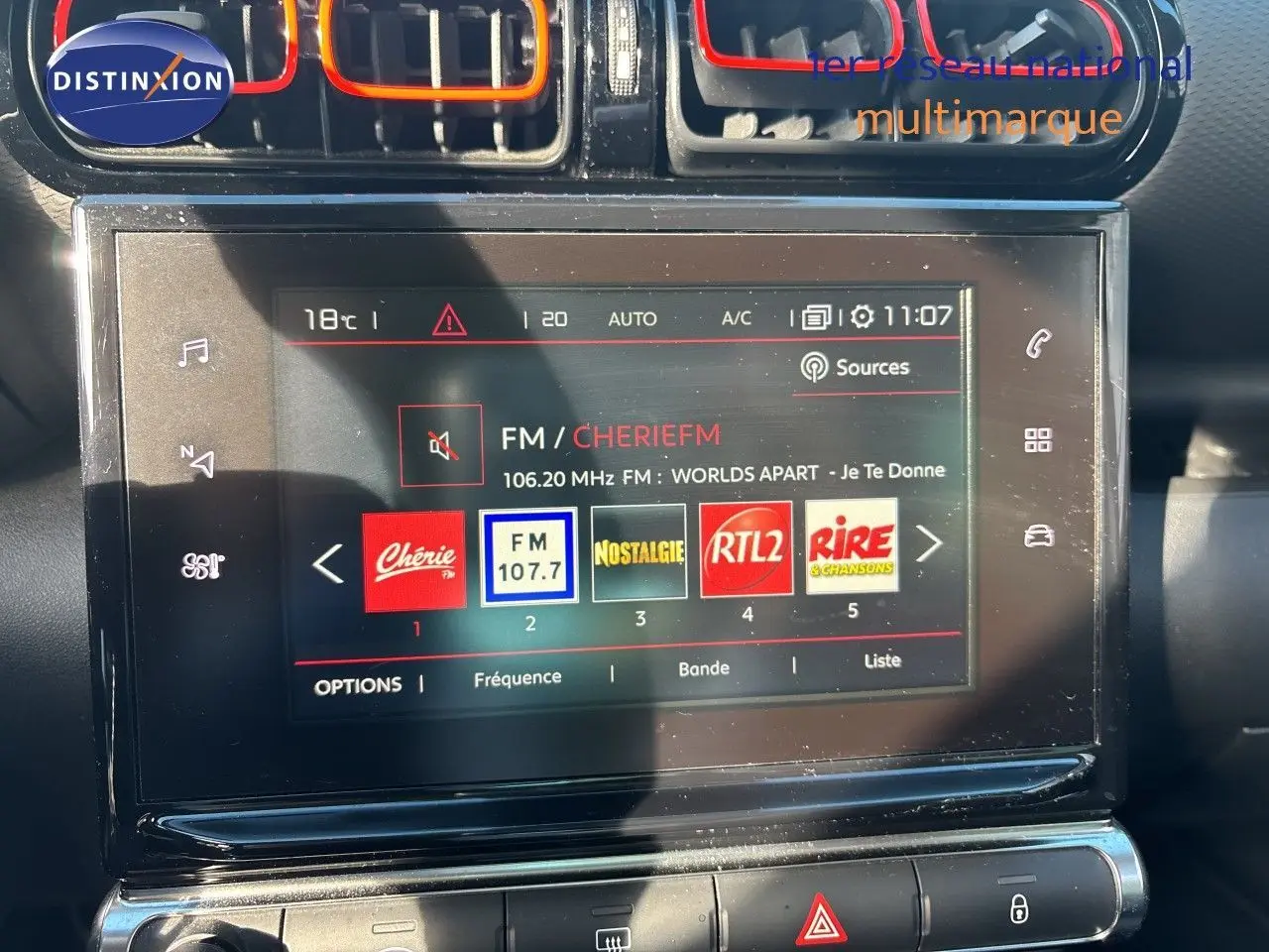 Écran tactile central du tableau de bord de la Citroën C3 Aircross noir, affichant les stations radio FM.