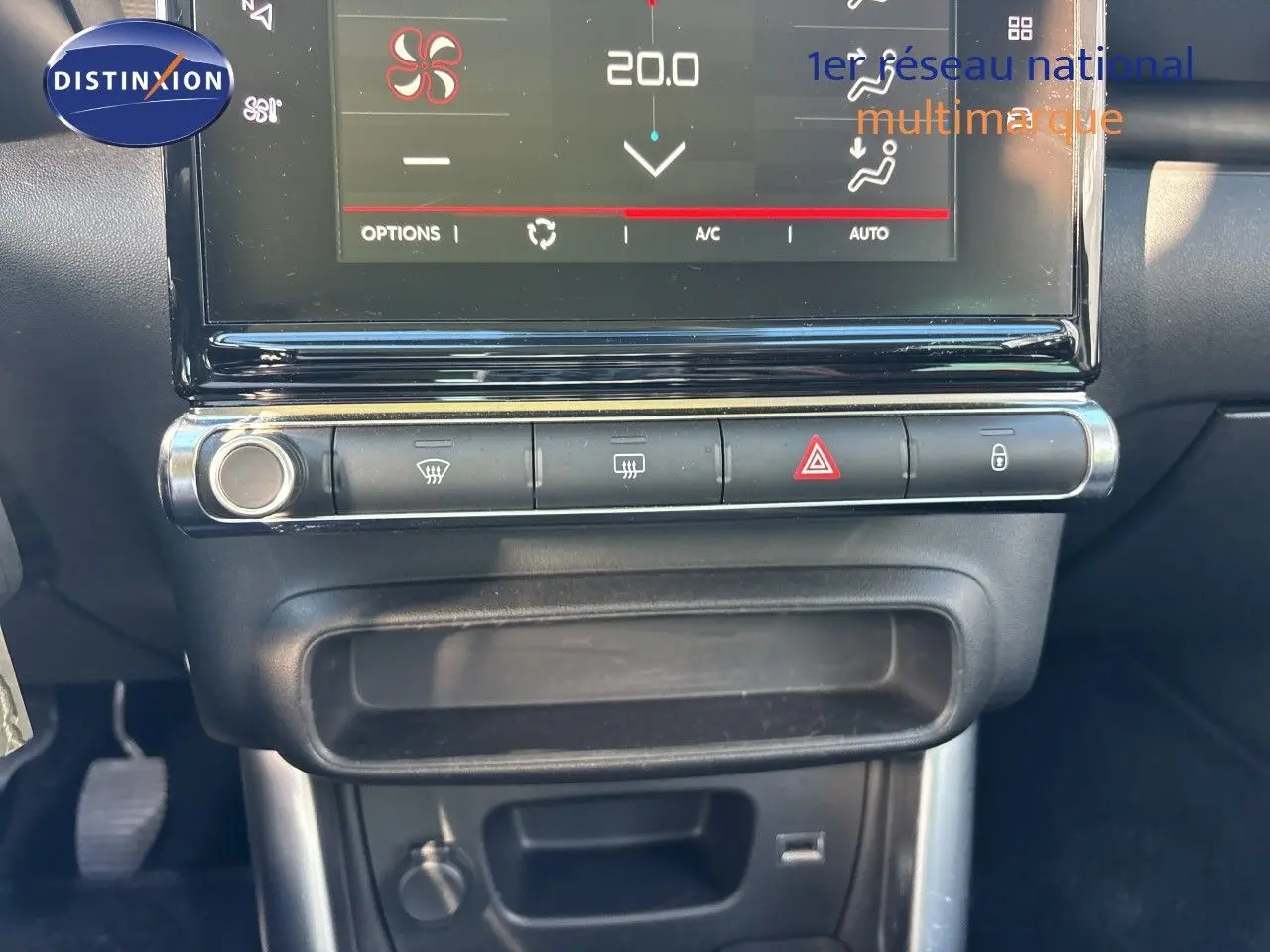 Gros plan sur la console centrale de la Citroën C3 Aircross noire, affichant l'écran tactile et les commandes climatisation.