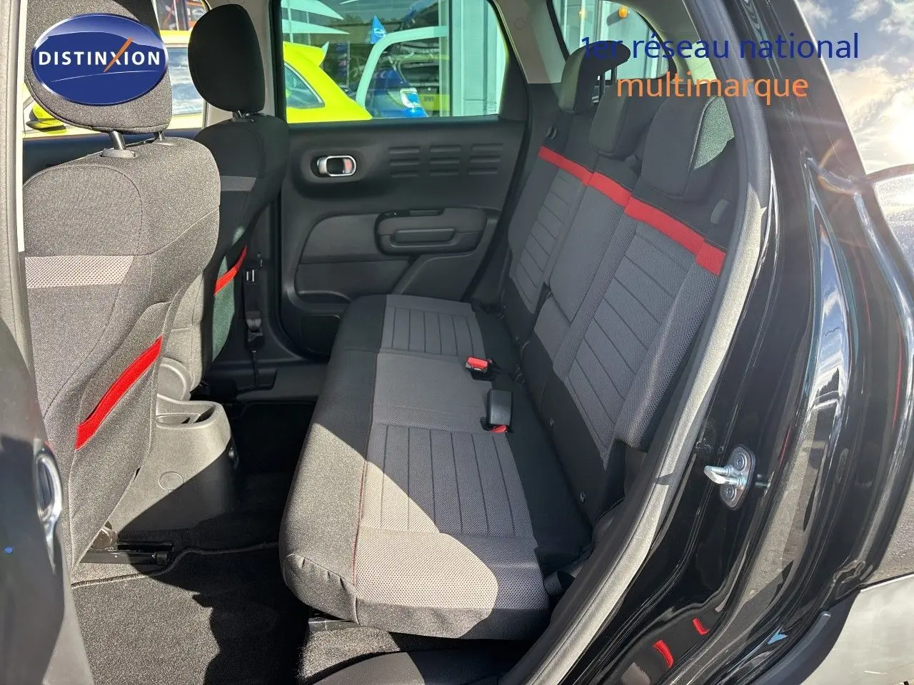 Vue intérieure côté droit sur les sièges arrière noirs avec bande rouge du Citroën C3 Aircross 2019 noir Perla Metal.
