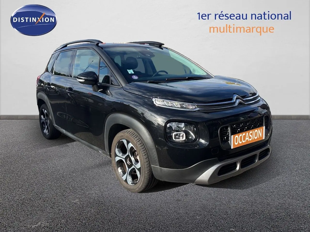 Citroën C3 Aircross noir perla metal vue 3/4 avant droit avec jantes bi-ton et toit ouvrant.