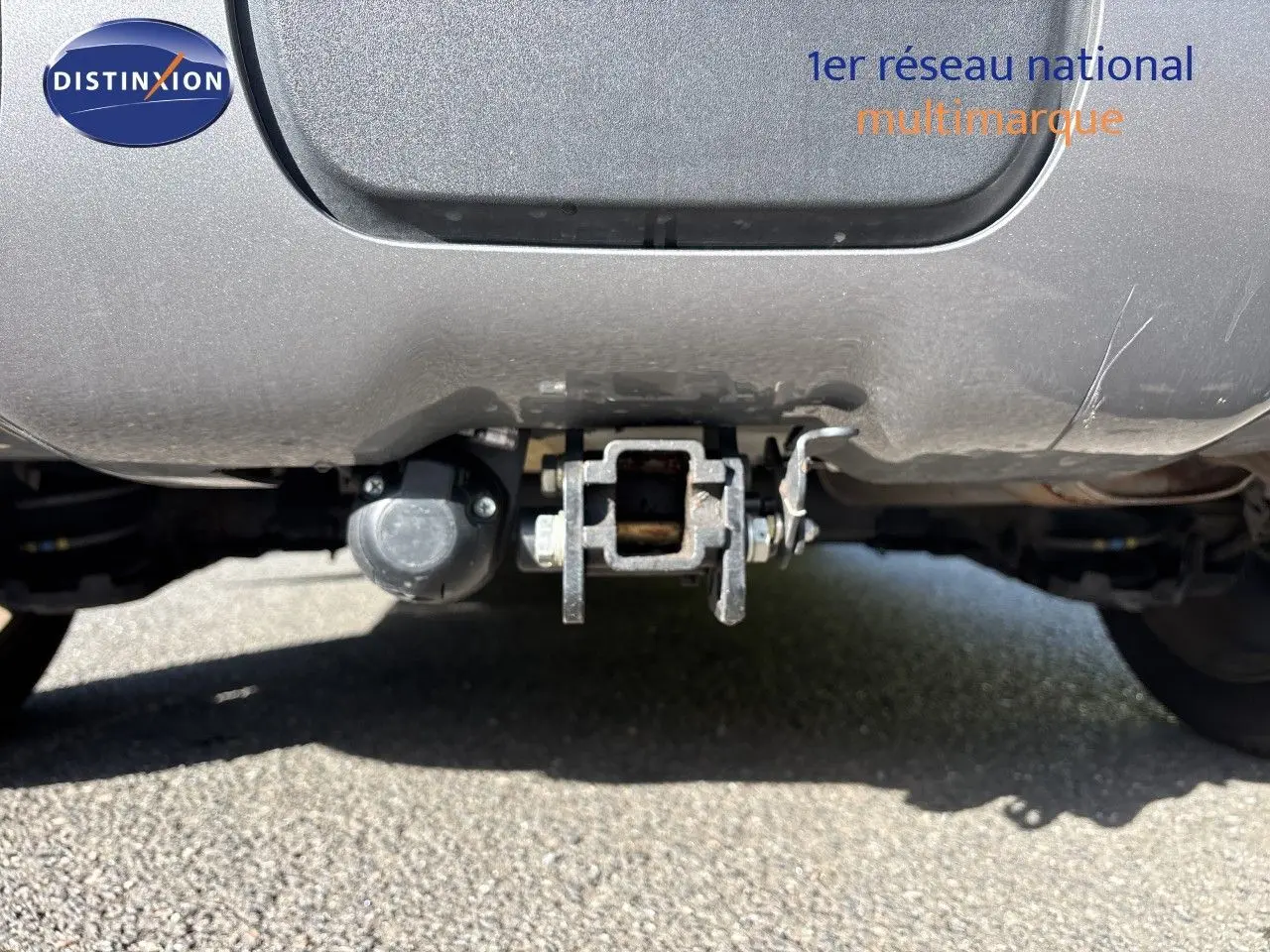 Gros plan sur l'attelage d'une Citroën C3 Aircross noir perla metal, vue arrière basse sous le pare-chocs.