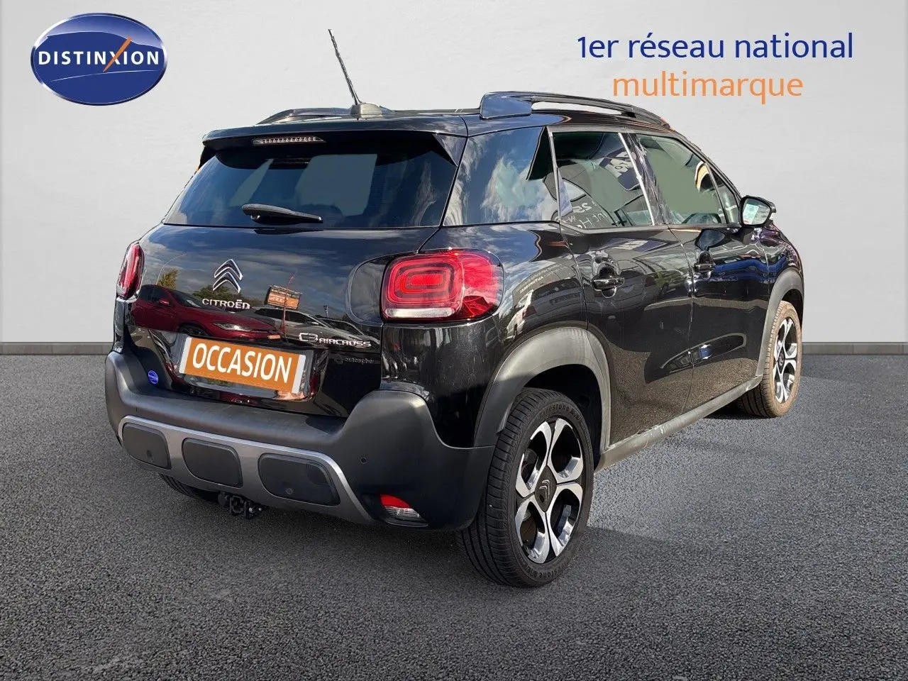 Vue 3/4 arrière droite d'un Citroën C3 Aircross noir Perla Metal avec jantes bi-ton et toit noir.