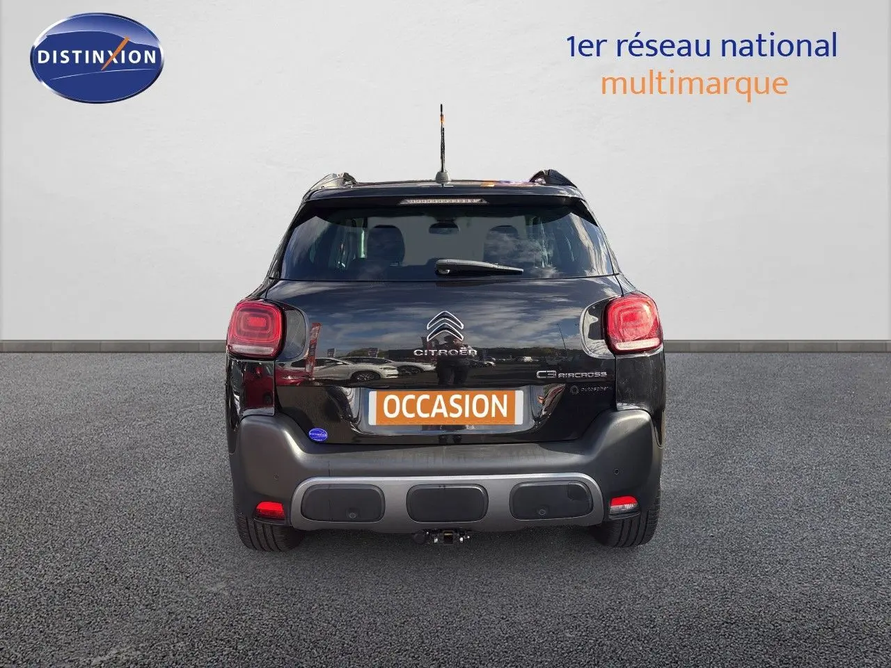 Vue arrière d'une Citroën C3 Aircross noire Perla Metal, avec feux arrière distinctifs et plaque "OCCASION".
