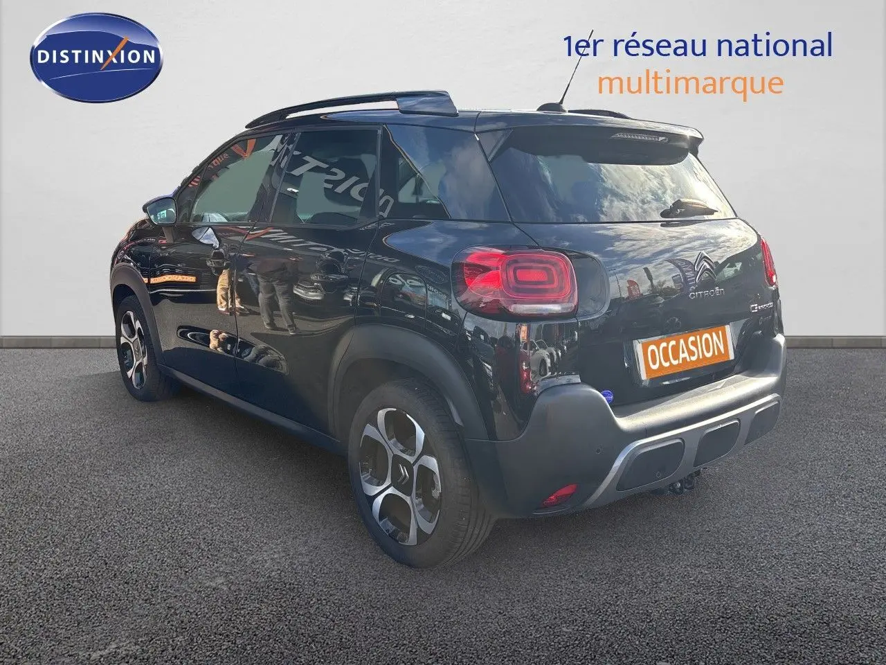 Citroën C3 Aircross noir perla metal vue 3/4 arrière droit, avec jantes bi-ton et feux arrière LED distinctifs.