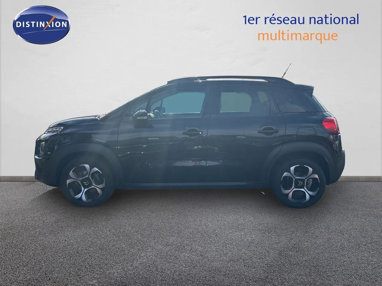 Profil droit d'un Citroën C3 Aircross noir Perla Metal 2019, avec jantes alliage bi-ton et toit noir contrasté.
