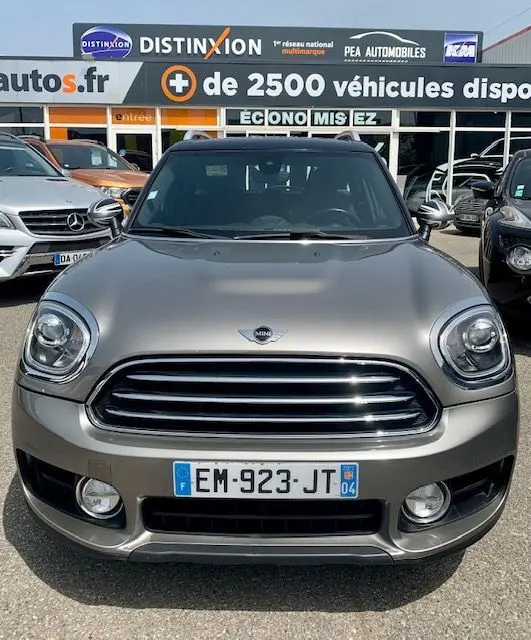 Vue frontale d'un MINI Countryman Cooper D 150ch gris 2017 avec calandre chromée et phares ronds visibles.