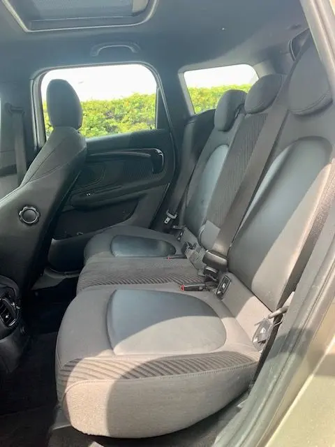Vue intérieure côté droit sur les sièges arrière gris du MINI Countryman Cooper D 150ch 2017 avec toit ouvrant.