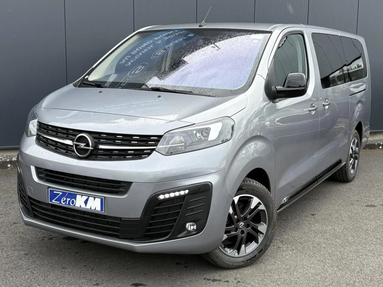 Vue 3/4 avant droite d'un Opel Zafira Life XL gris Artense avec jantes alliage et toit panoramique visible.