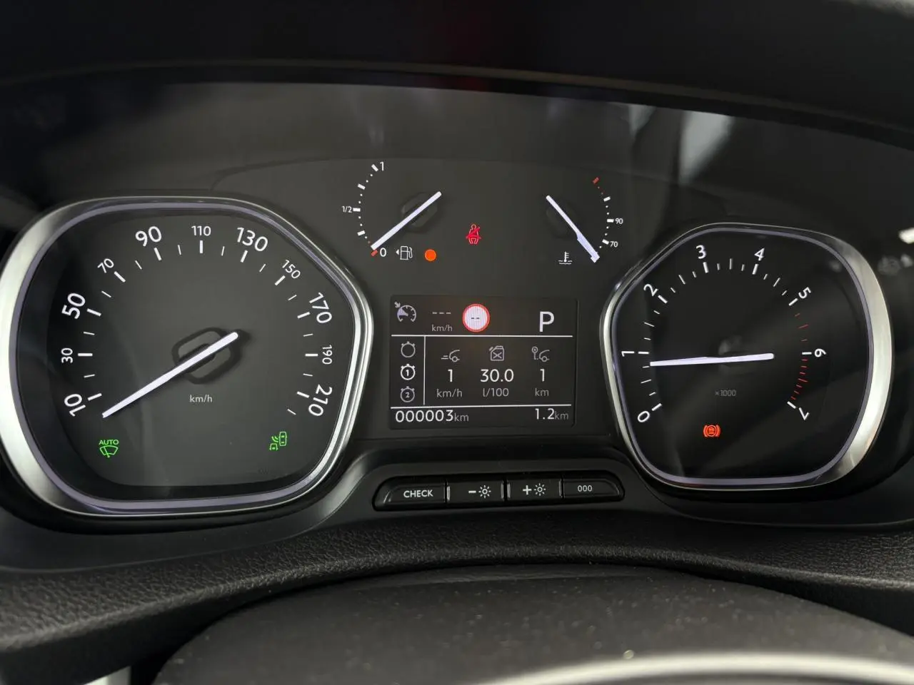 Tableau de bord de l'Opel Zafira Life XL 2024 avec compteur analogique et écran digital affichant 3 km.