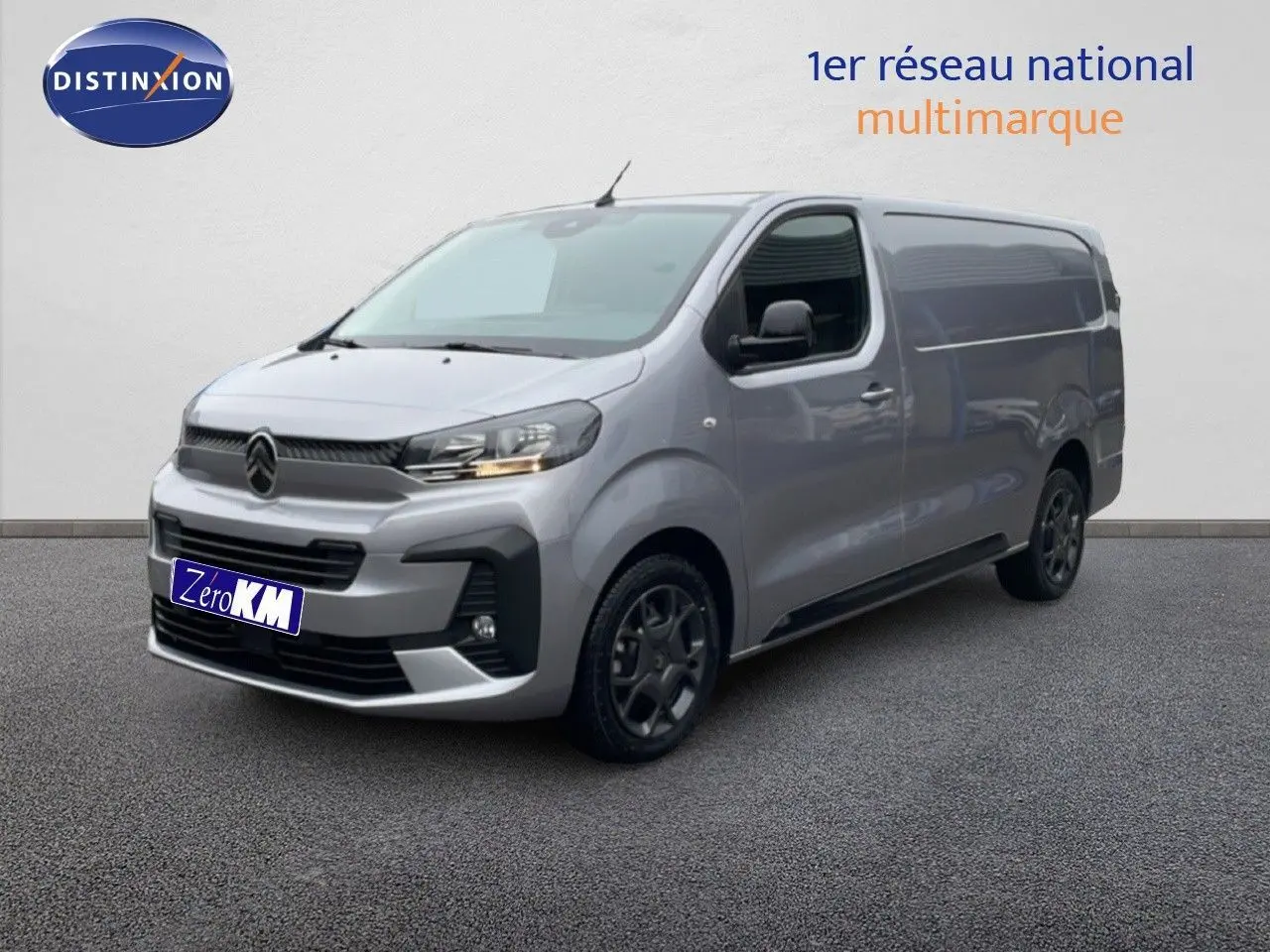 Vue 3/4 avant droit du Citroën Jumpy Van Long L3 gris Artense métal avec calandre noire et jantes foncées.