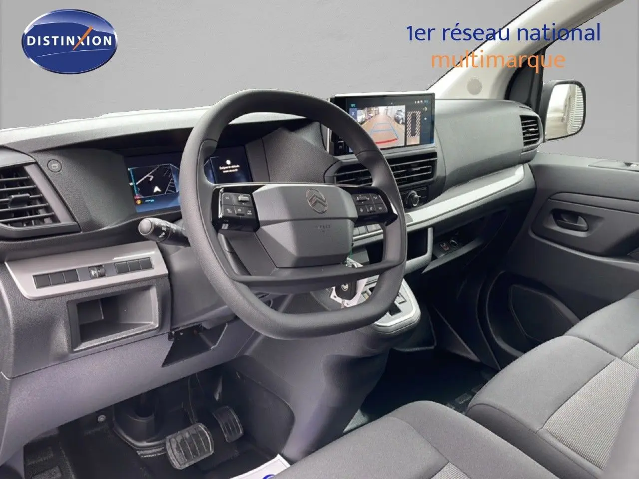 Intérieur du Citroën Jumpy Van Long L3 2025, vue du poste de conduite avec volant multifonction et écran tactile.