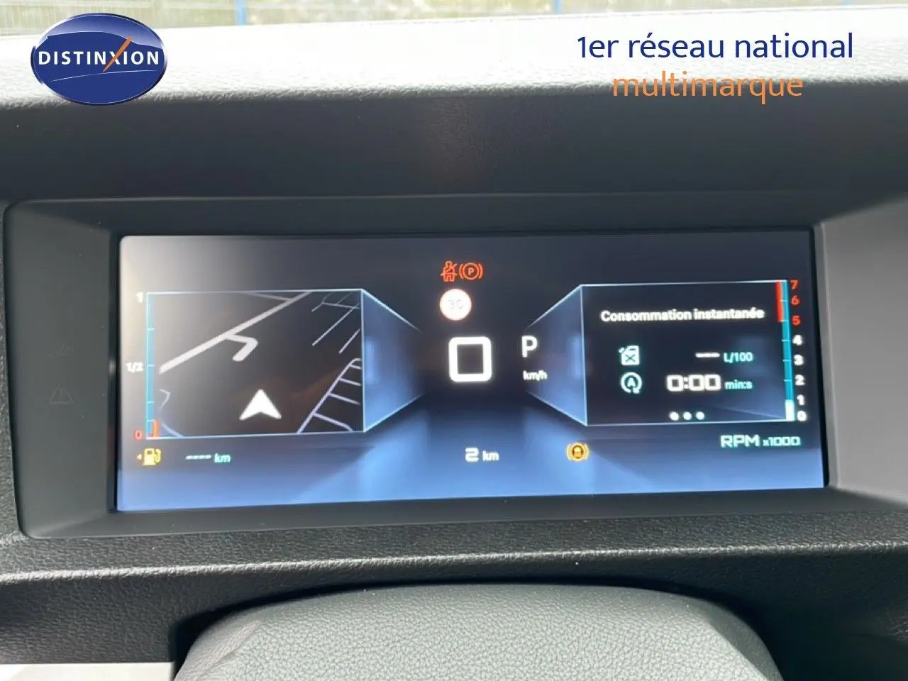 Tableau de bord numérique du Citroën Jumpy gris Artense, affichant la navigation et la consommation instantanée.