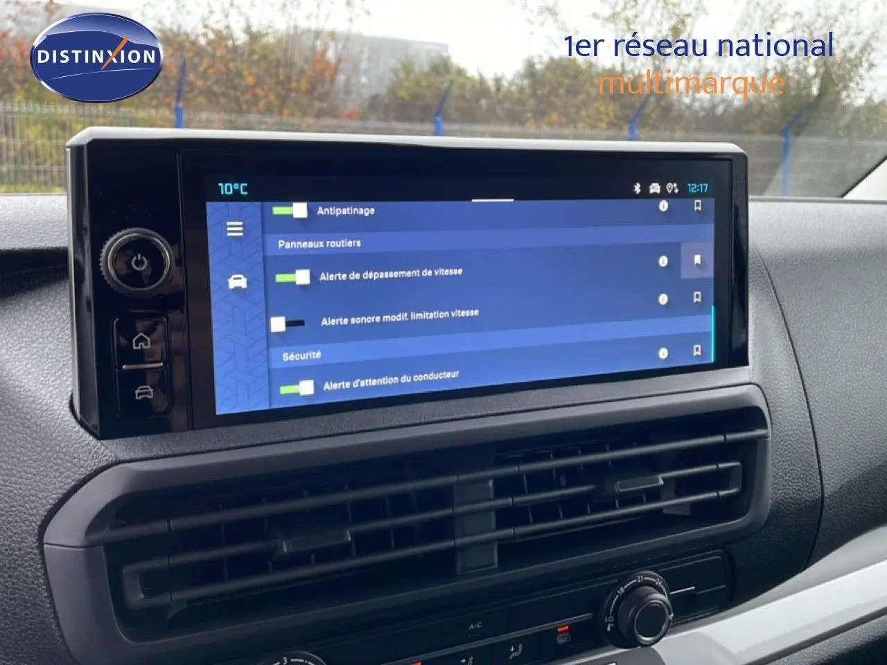 Écran tactile central du tableau de bord du Citroën Jumpy gris Artense, affichant les réglages d’alerte sécurité.