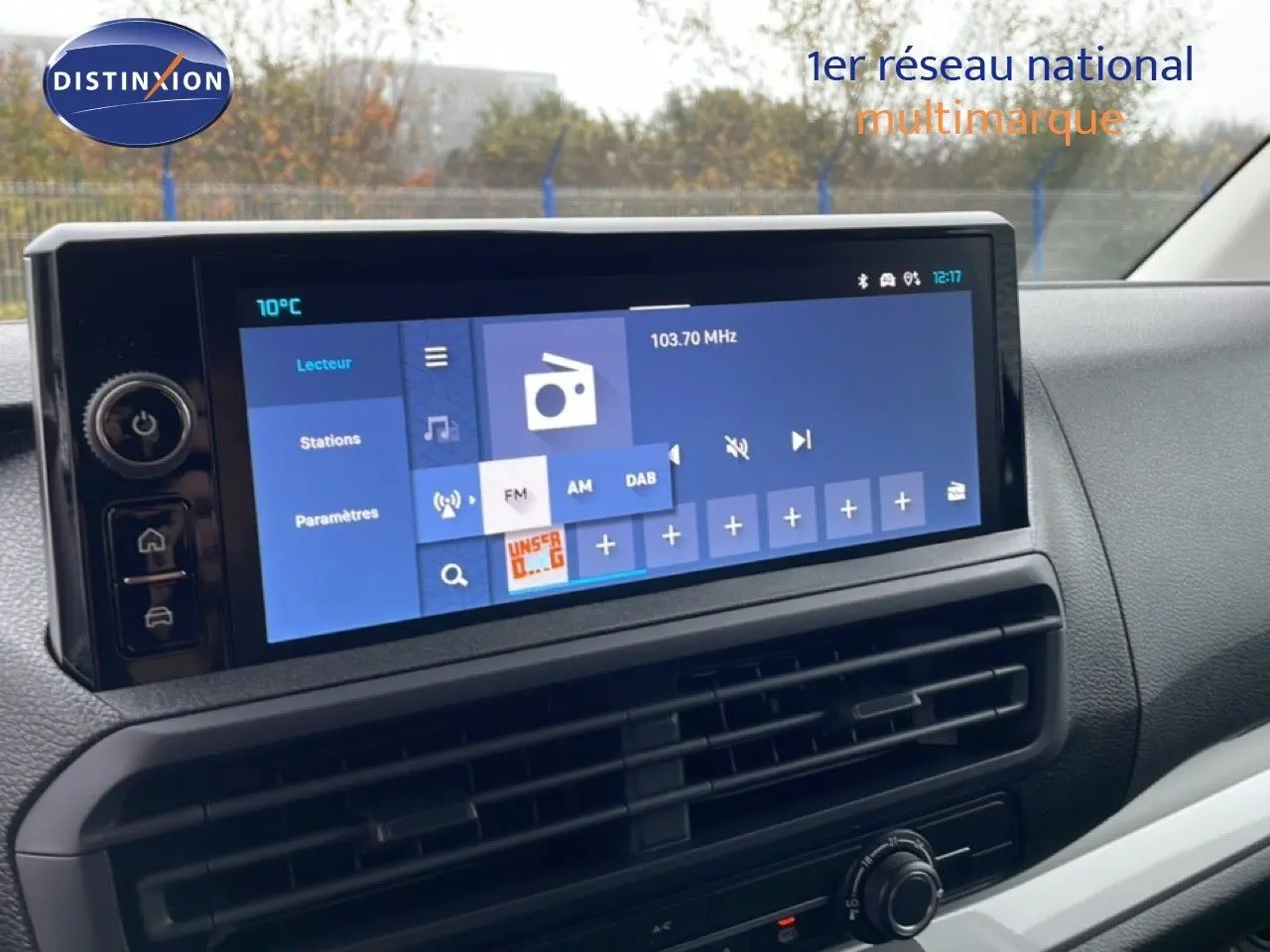 Écran tactile central du tableau de bord du Citroën Jumpy gris, affichant les options radio FM, AM et DAB.
