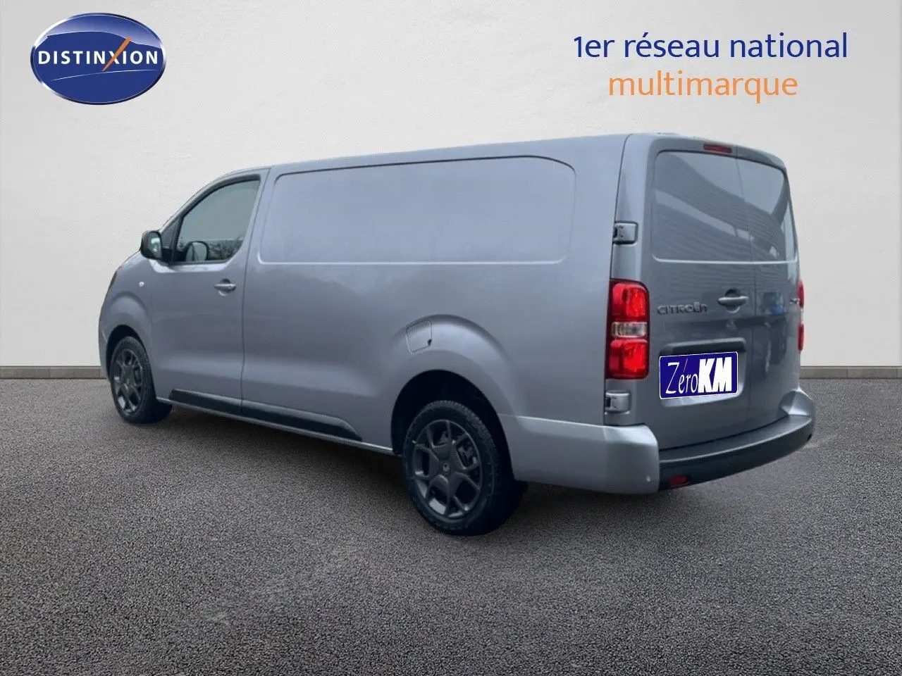 Vue 3/4 arrière droite d’un Citroën Jumpy Van Long L3 gris Artense métal avec portes latérales coulissantes et hayon fermé.