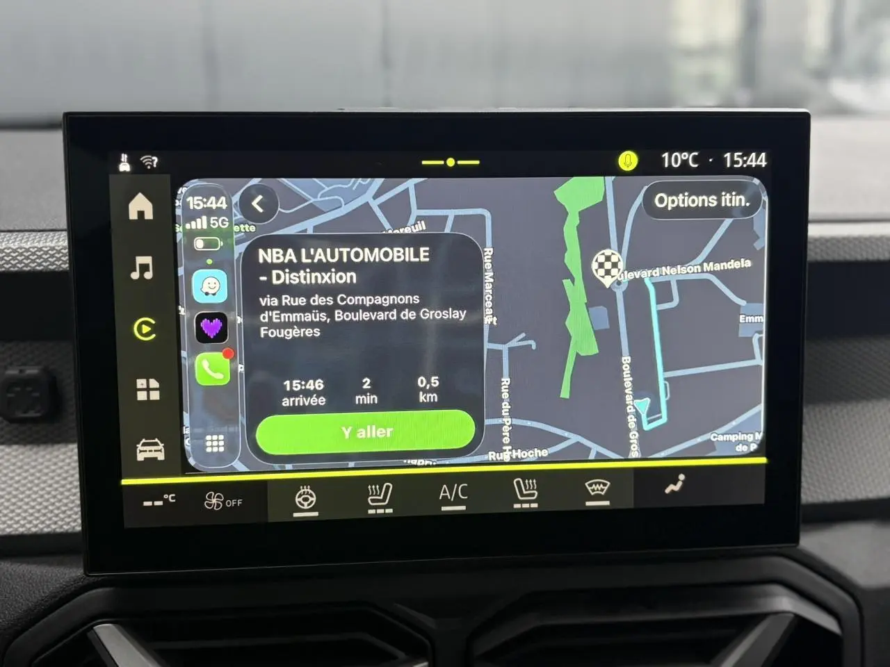 Écran tactile central 10 pouces du Dacia Duster 2026 affichant la navigation connectée avec carte et options itinéraire.