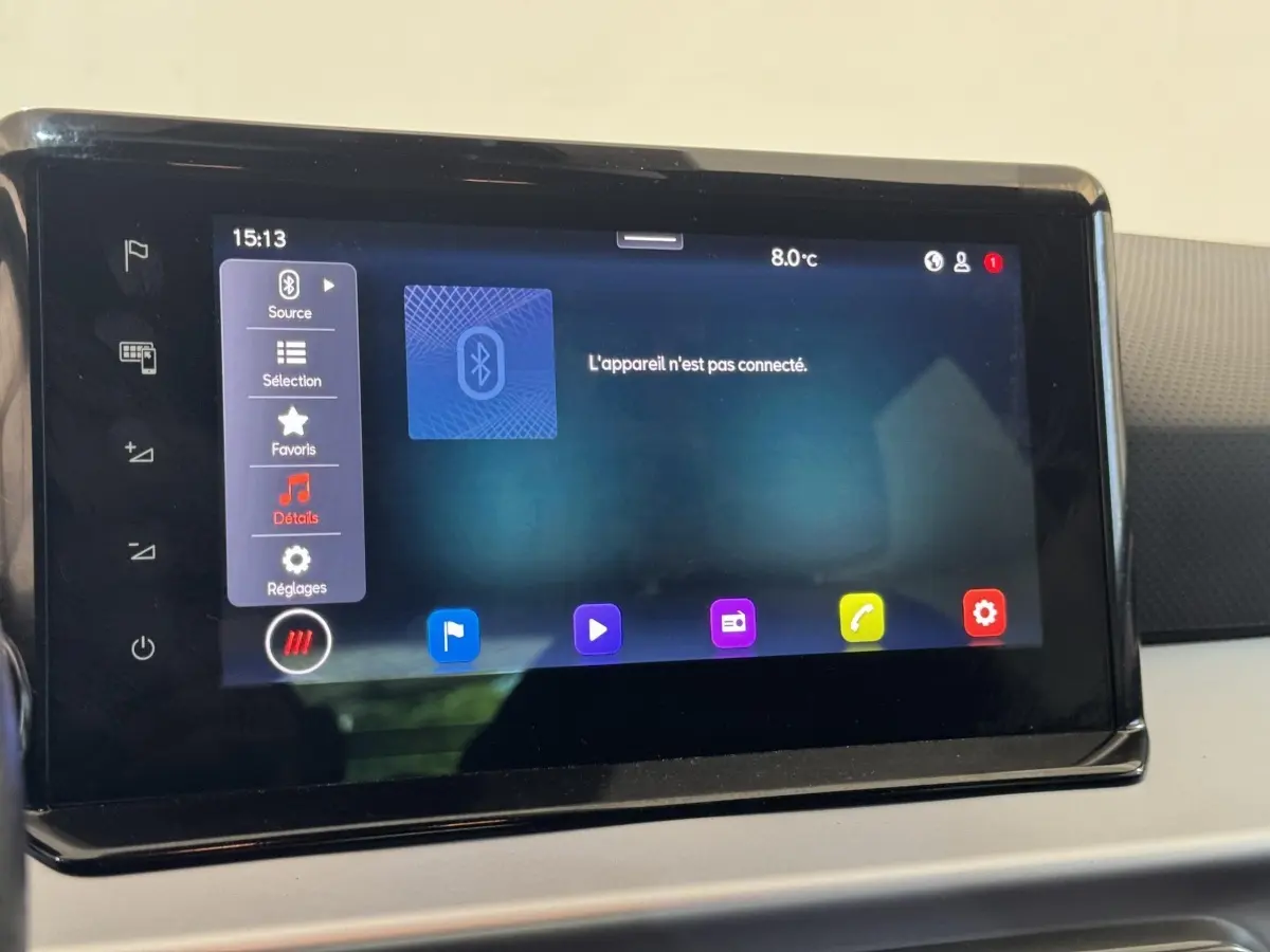 Écran tactile central du tableau de bord de la SEAT Ibiza rouge 2024 affichant le menu Bluetooth non connecté.