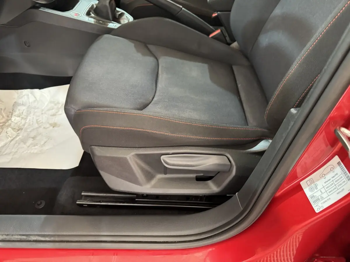 Gros plan sur le siège avant gauche noir avec surpiqûres rouges de la SEAT Ibiza 1.0 TSI 110 FR rouge 2024.