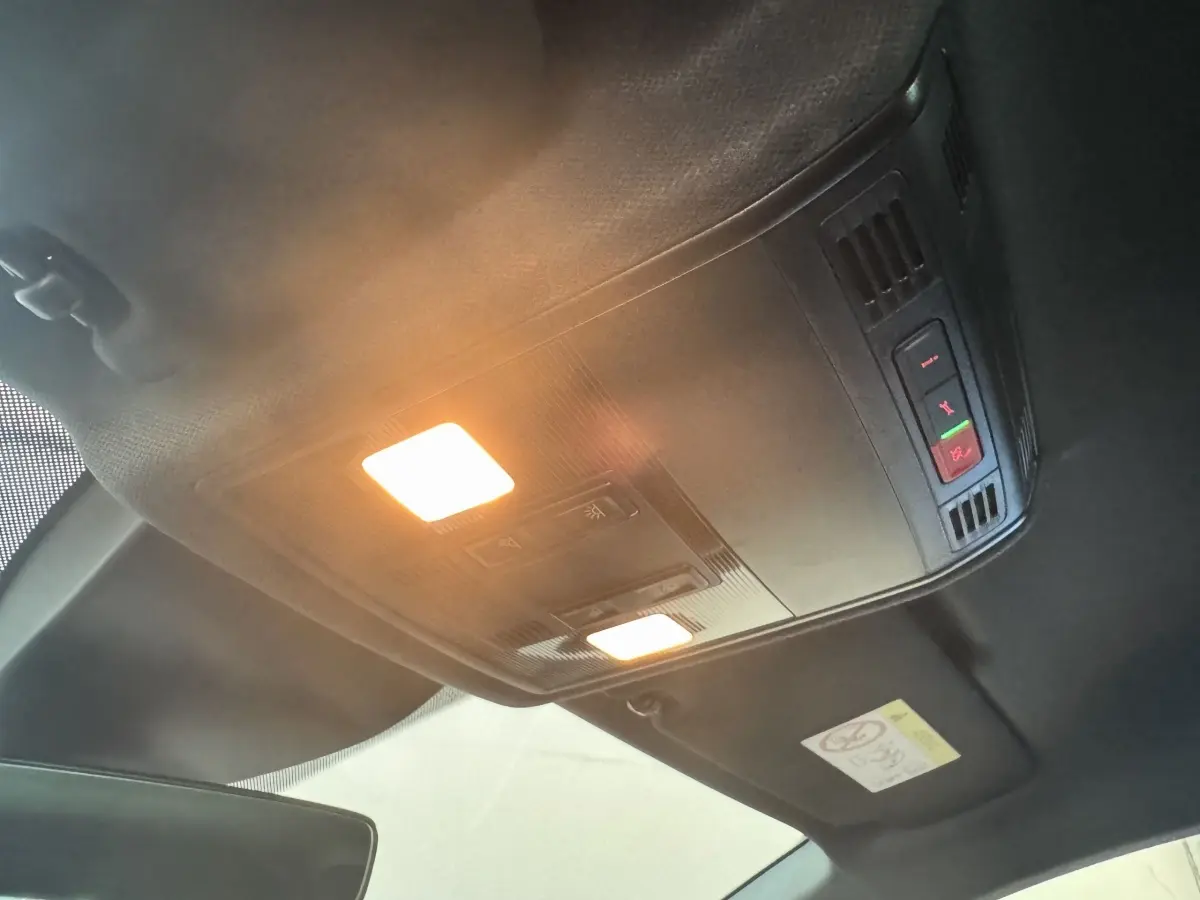 Plafonnier intérieur allumé avec commandes d’éclairage et d’alerte dans une SEAT Ibiza rouge 2024.