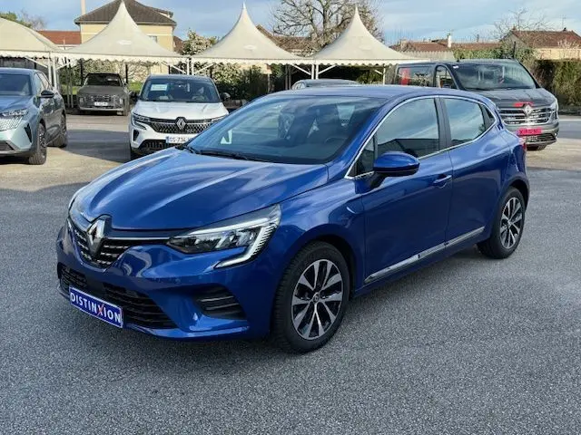 Renault Clio V 1.3 TCE 140 Intens bleu Iron vue 3/4 avant droit avec jantes alliage et calandre distinctive.