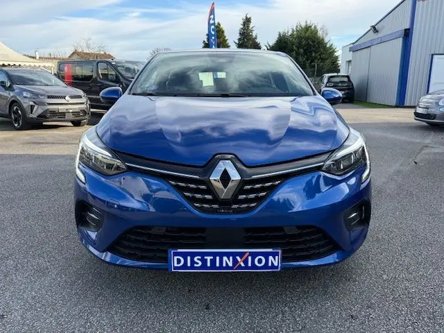 Vue frontale d'une Renault Clio V 1.3 TCE 140 Intens en bleu Iron avec logo Renault et plaque Distinxion visible.