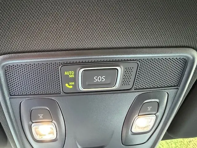 Plafonnier intérieur avec boutons d’éclairage et alerte SOS de la Renault Clio V 1.3 TCE 140 Intens, vue de face.