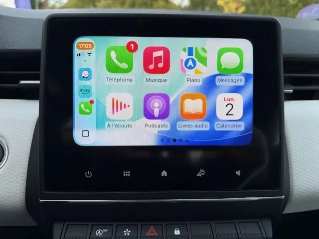 Écran tactile central de la Renault Clio V 1.3 TCE 140 Intens 2022 affichant les applications de connectivité et multimédia.