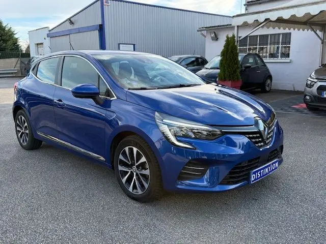 Renault Clio V 1.3 TCE 140 Intens bleu Iron vue 3/4 avant avec jantes alliage et calandre distinctive.