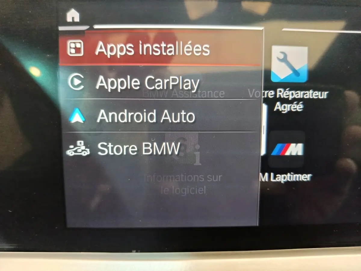 Écran tactile central affichant les applications Apple CarPlay et Android Auto dans une BMW Série 3 318d gris clair.