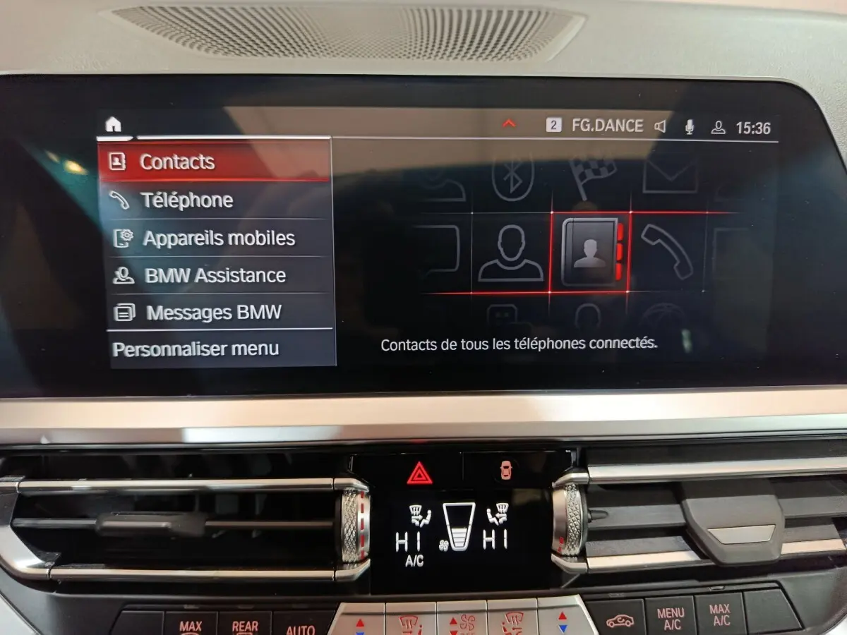 Écran tactile central affichant le menu contacts dans l’habitacle d’une BMW Série 3 318d 2022, vue rapprochée.