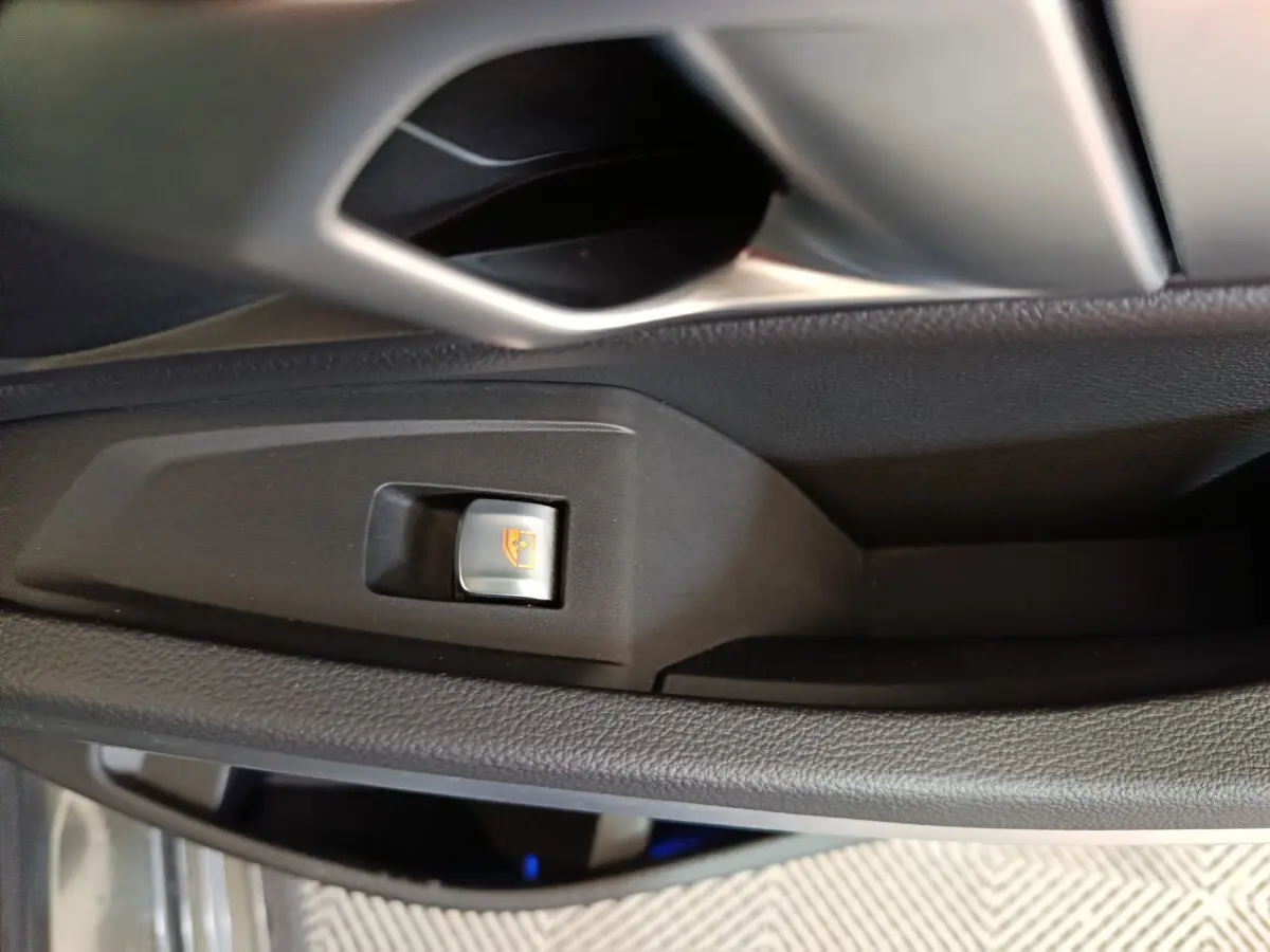 Gros plan sur la commande de lève-vitre côté conducteur de la BMW Série 3 318d gris clair, intérieur noir.