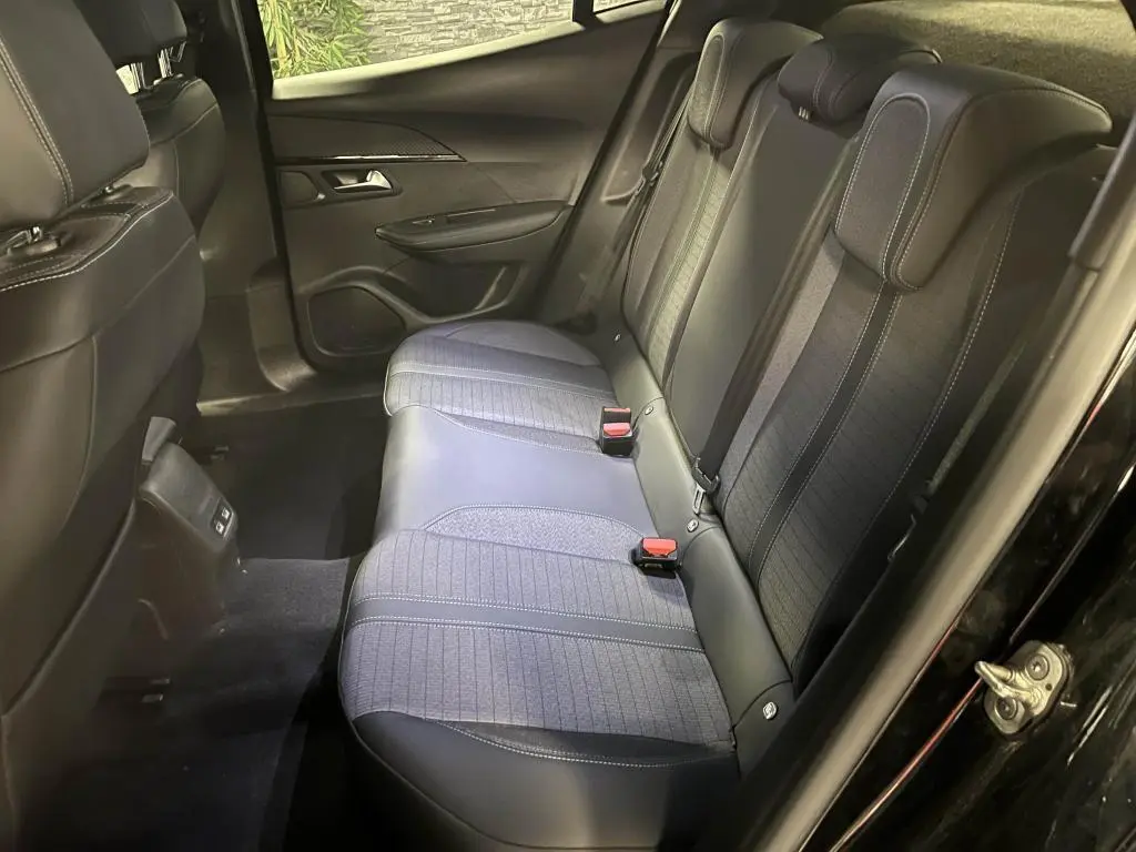 Vue intérieure côté droit des sièges arrière tissu et cuir noir du Peugeot 2008 Allure Pack 2021 avec ceintures et appuie-têtes.