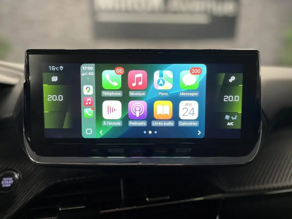 Écran tactile central du Peugeot 2008 2021 affichant Apple CarPlay avec interface colorée et commandes climatisation à 20°C.