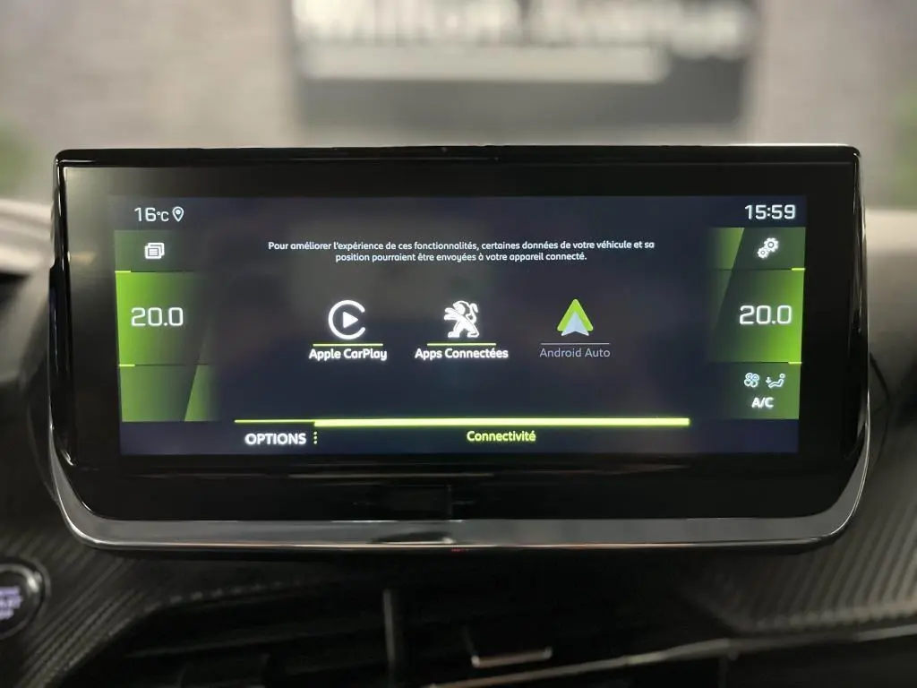 Écran tactile central du Peugeot 2008 2021 affichant les options Apple CarPlay et Android Auto, avec interface noire et verte.