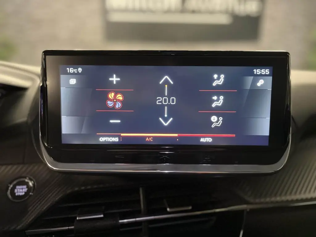 Écran tactile central du Peugeot 2008 noir 2021 affichant la climatisation à 20°C avec commandes digitales.