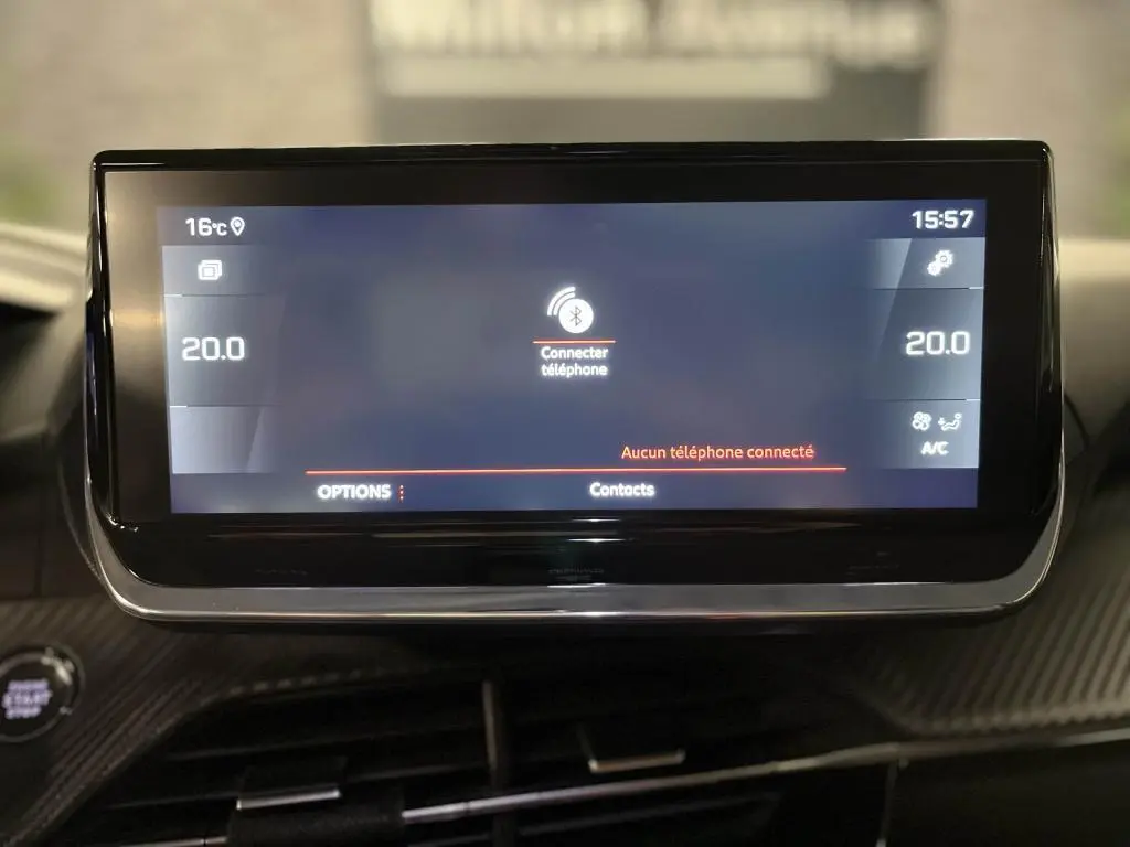 Écran tactile central du Peugeot 2008 noir 2021 affichant la connexion Bluetooth et la température à 20°C.
