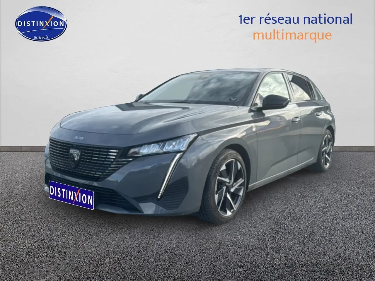Peugeot 308 gris sellenium vue 3/4 avant droit avec feux LED et jantes alliage distinctives.