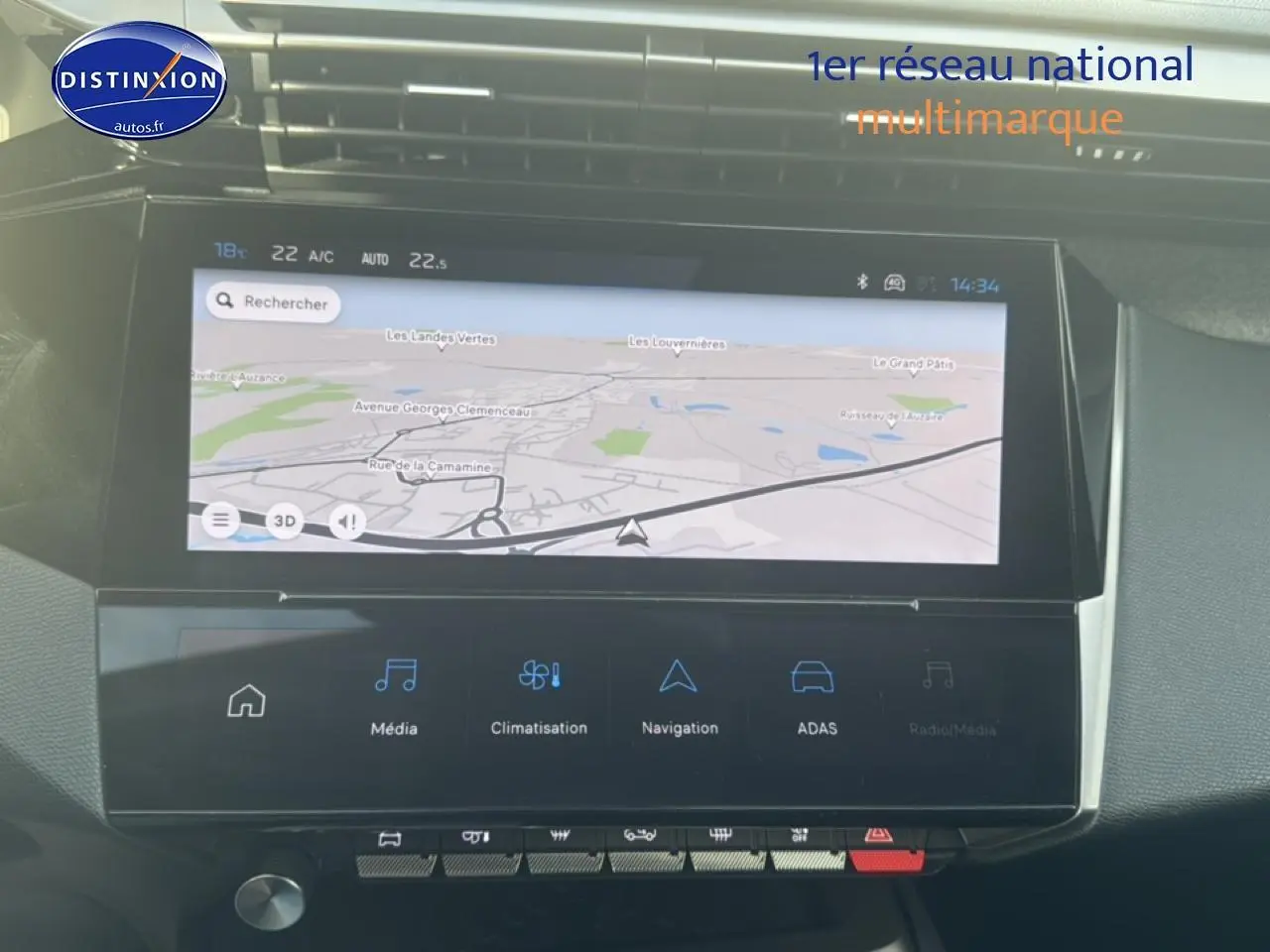 Écran tactile central de navigation dans l’habitacle de la Peugeot 308 gris sélénite, vue de face.