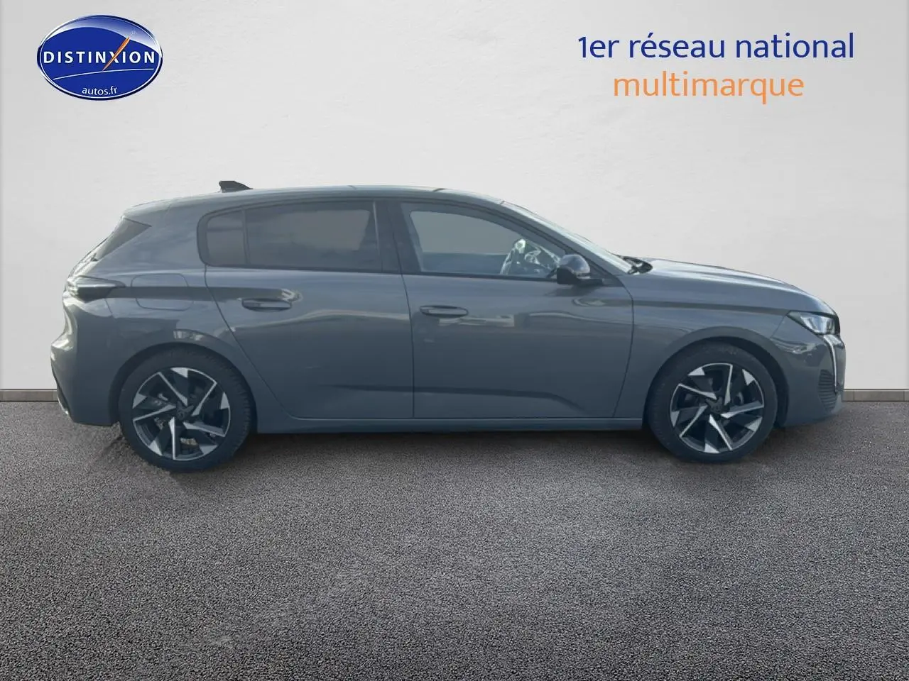 Profil droit d'une Peugeot 308 2024 gris sélénite avec jantes alliage et vitres arrière surteintées.