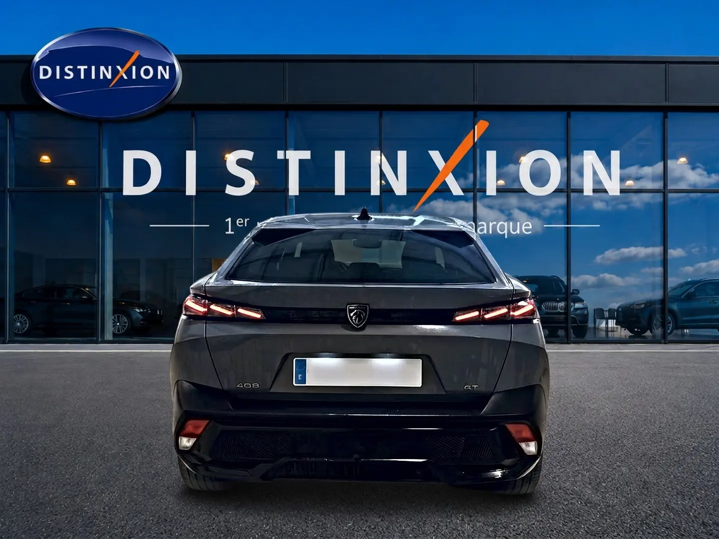 Vue arrière d'une Peugeot 408 Hybrid 145 GT gris sélénite avec feux LED et logo distinctif au centre.