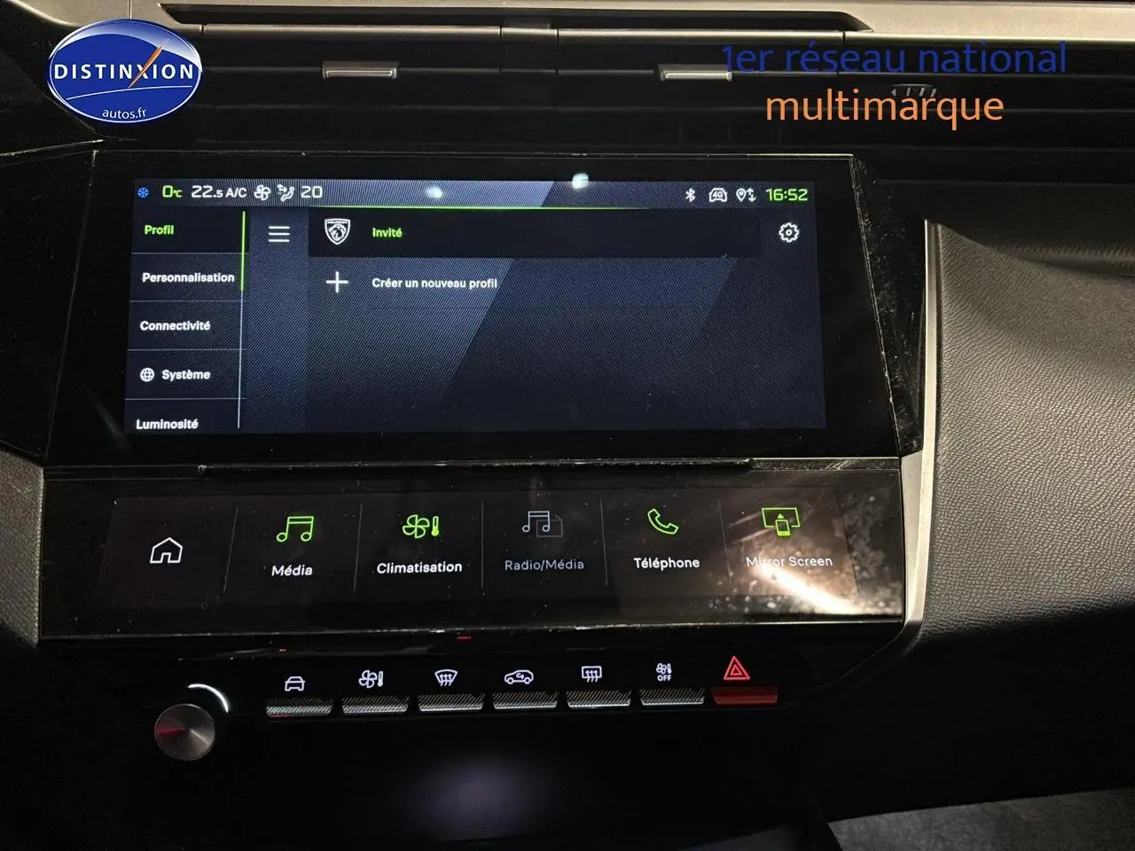 Vue rapprochée de l’écran tactile central et de la console de la Peugeot 408 Hybrid 145 GT gris Sellenium e, intérieur noir.