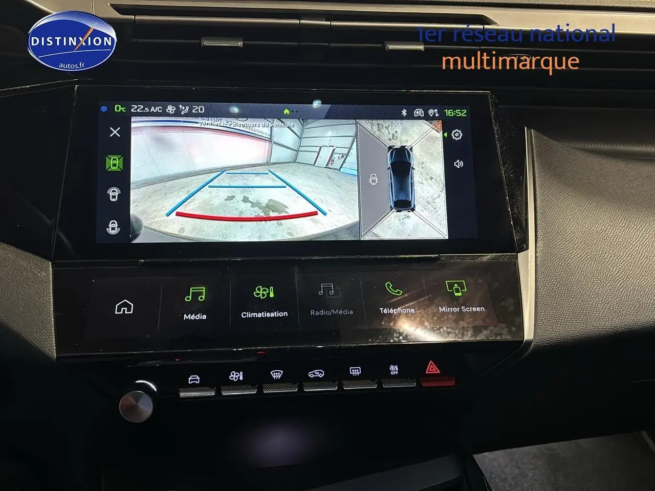 Écran tactile central affichant la caméra de recul et vue 360 dans l’habitacle d’une Peugeot 408 gris sélénite.