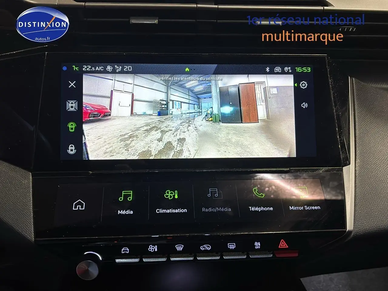 Écran tactile intérieur montrant la caméra de recul du Peugeot 408 Hybrid gris Sellenium, vue de face.