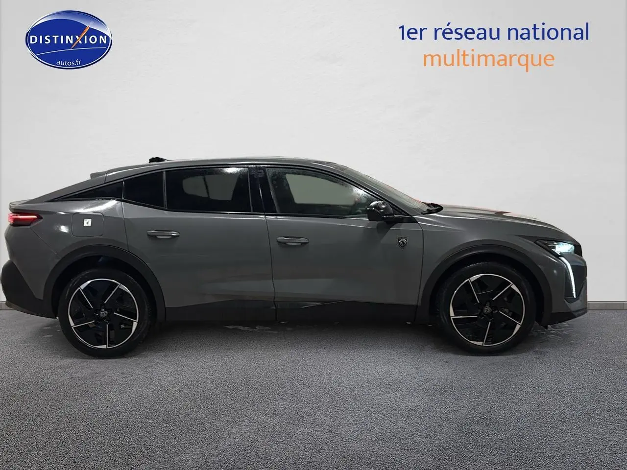 Profil côté gauche de la Peugeot 408 Hybrid gris sélénite avec jantes alu noires et vitres arrière surteintées.