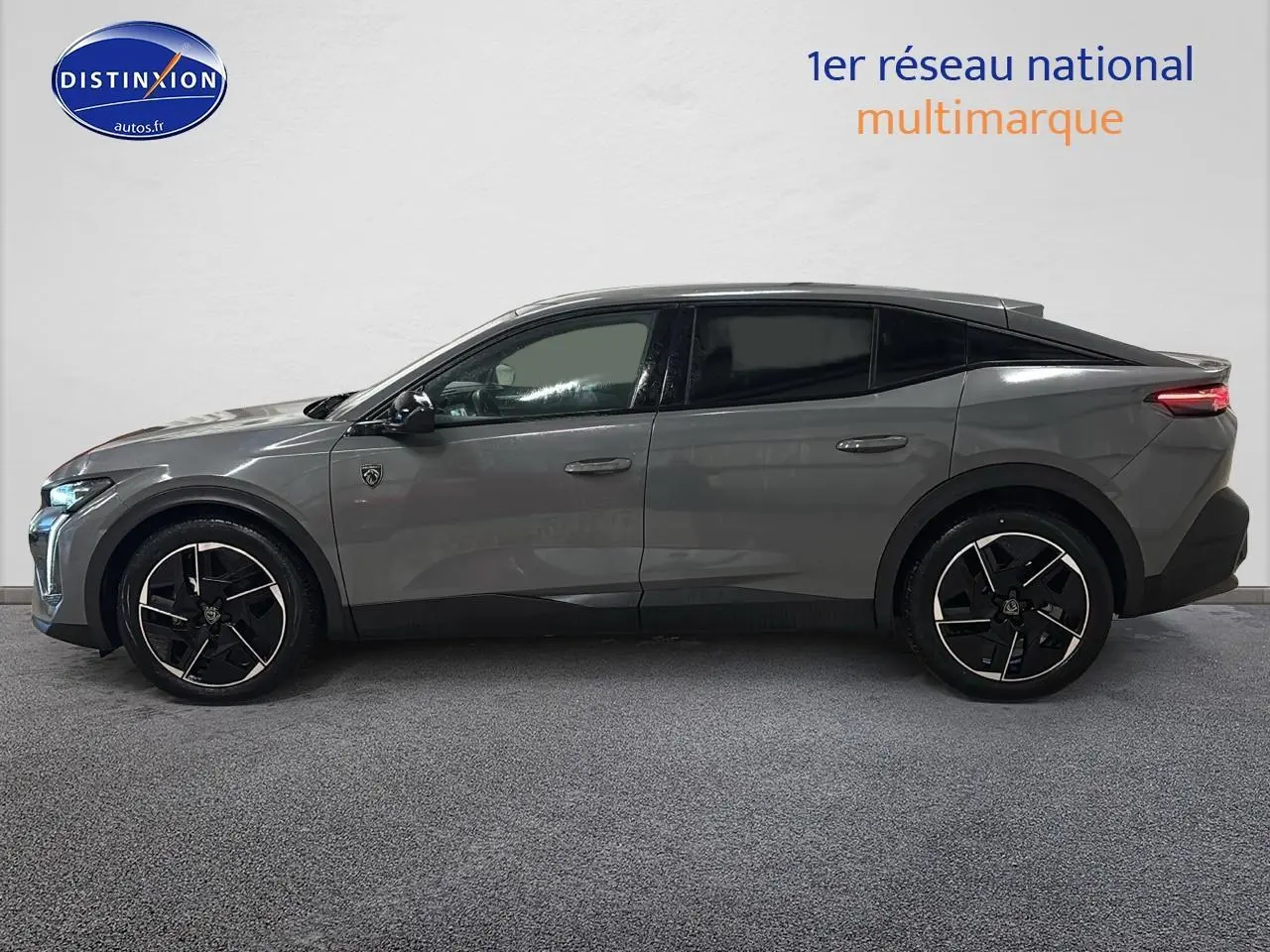 Vue latérale droite de la Peugeot 408 Hybrid 145 GT gris sélénite avec jantes alliage noires et vitres surteintées.