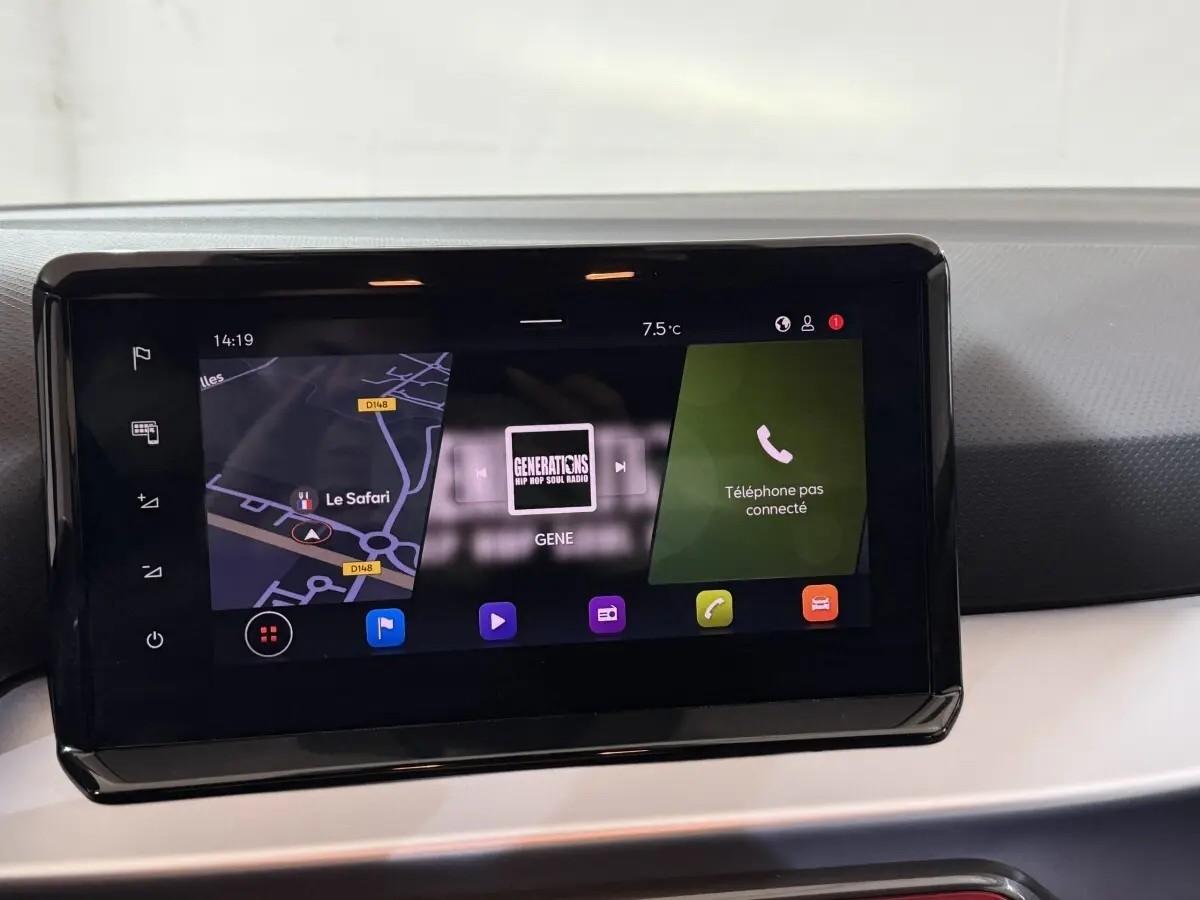 Écran tactile central affichant navigation et téléphone dans l’habitacle d’une SEAT Ibiza 2024.