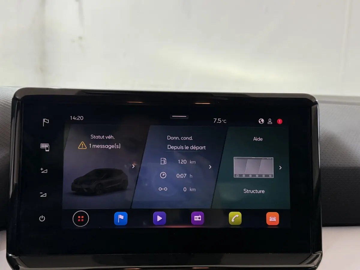 Écran tactile central de la SEAT Ibiza 1.0 TSI 110 FR 2024 affichant les données de conduite et l’aide à la navigation.