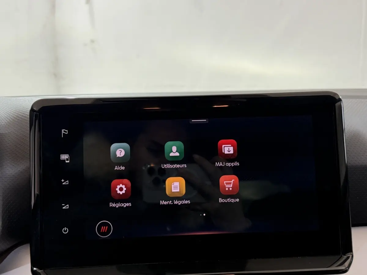 Écran tactile central de la SEAT Ibiza 1.0 TSI 110 FR 2024 affichant le menu des applications, intérieur noir.