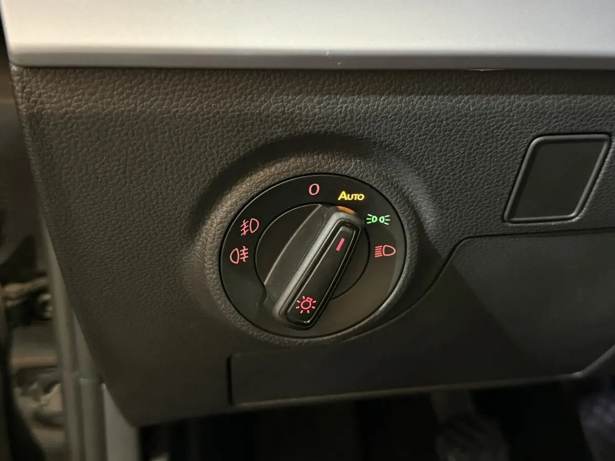 Gros plan sur le bouton de commande des phares dans l’habitacle noir du SEAT Ibiza 1.0 TSI 110 FR 2024.